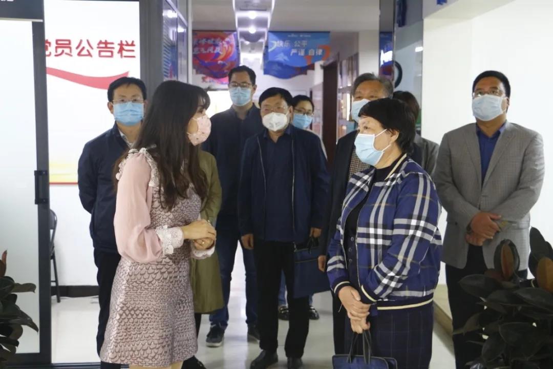 市人大財經(jīng)委員會副主任委員、市人大常委會財經(jīng)工委主任 衛(wèi)華平一行蒞臨洛陽青峰進(jìn)行復(fù)工復(fù)產(chǎn)情況工作指導(dǎo)！