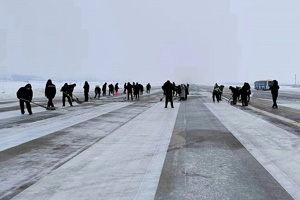 信陽(yáng)明港機(jī)場(chǎng)抗擊冰雪，護(hù)航旅客回家路